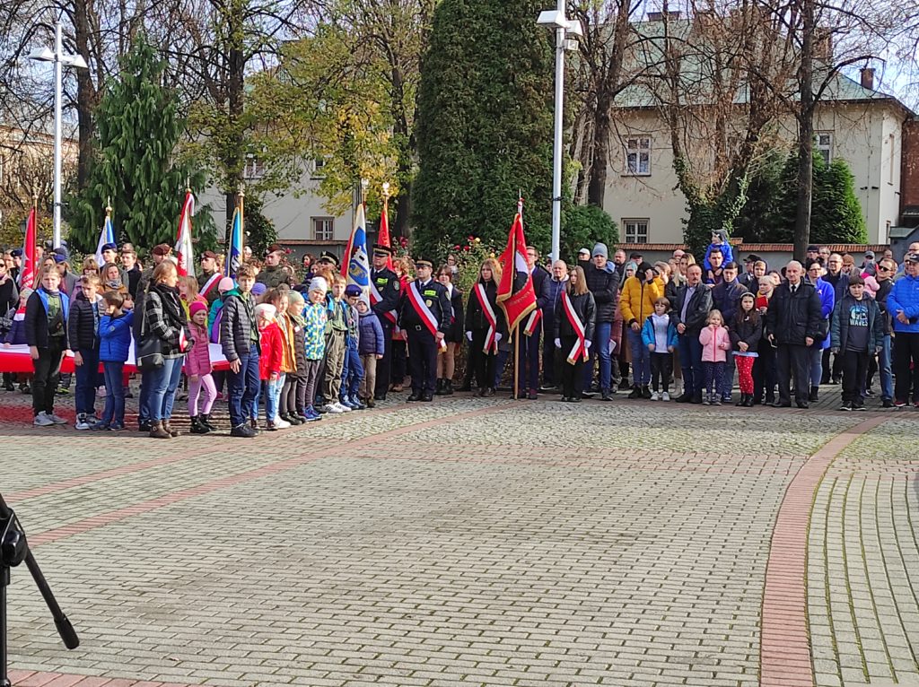 Uczestnicy uroczystości zgromadzi się na placu Tadeusza Kościuszki
