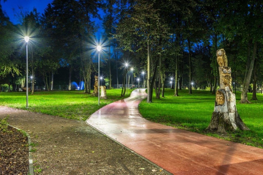 Jedna z alejek w parku Pokoju oświetlona nocą