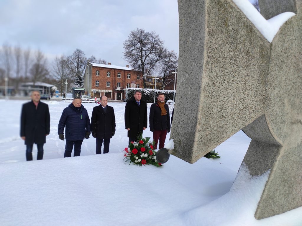 Prezydent, jego zastępcy oraz wójt gminy ze współpracownikami stoją przy Grobie Nieznanego Żołnierza, na którym wcześniej złożyli kwiaty. Plac Kościuszki i pomnik w śniegu