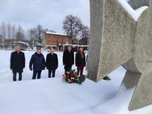 Prezydent, jego zastępcy oraz wójt gminy ze współpracownikami stoją przy Grobie Nieznanego Żołnierza, na którym wcześniej złożyli kwiaty