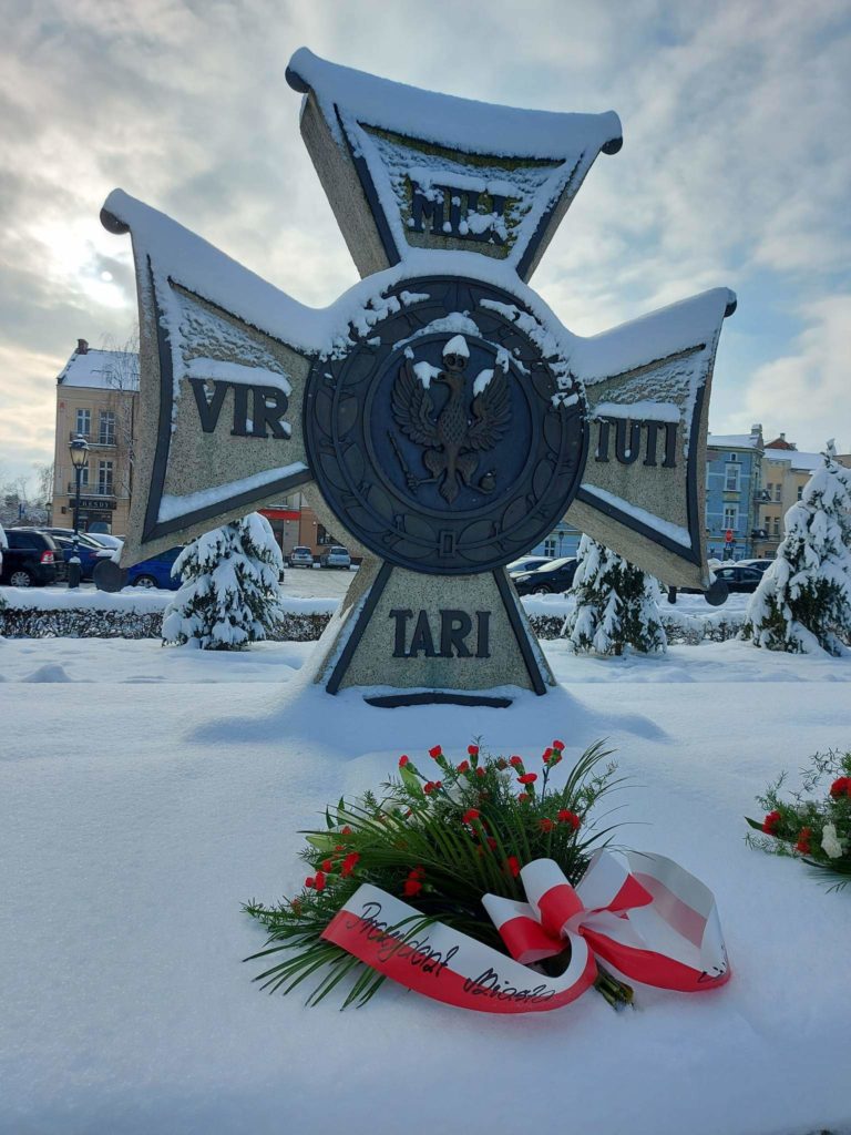 Cokół Grobu Nieznanego Żołnierza, Krzyż z napisem Virtuti Militari w śniegu 