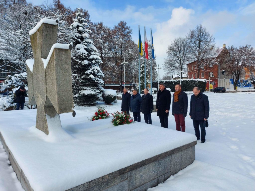 Boczna część Grobu Nieznanego Żołnierza, przy nim stoją władze miasta i gminy Oświęcim. Dojście i pomnik zaśnieżone