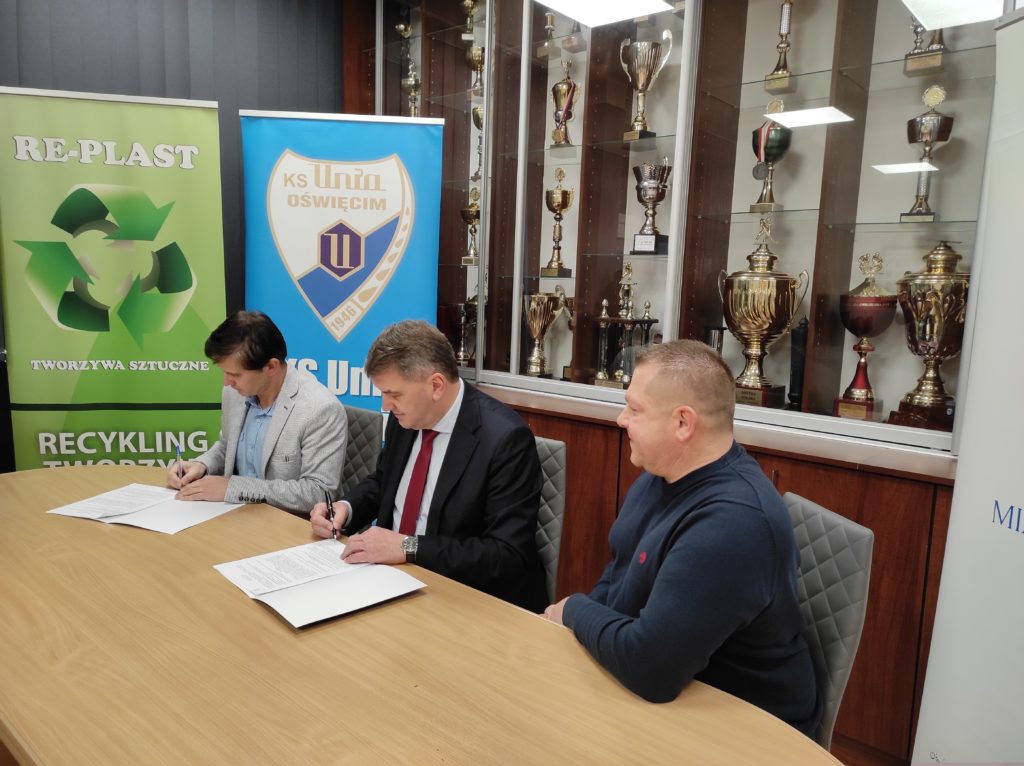 Prezydent i prezes spółki Oświęcimski Sport podpisują umowę