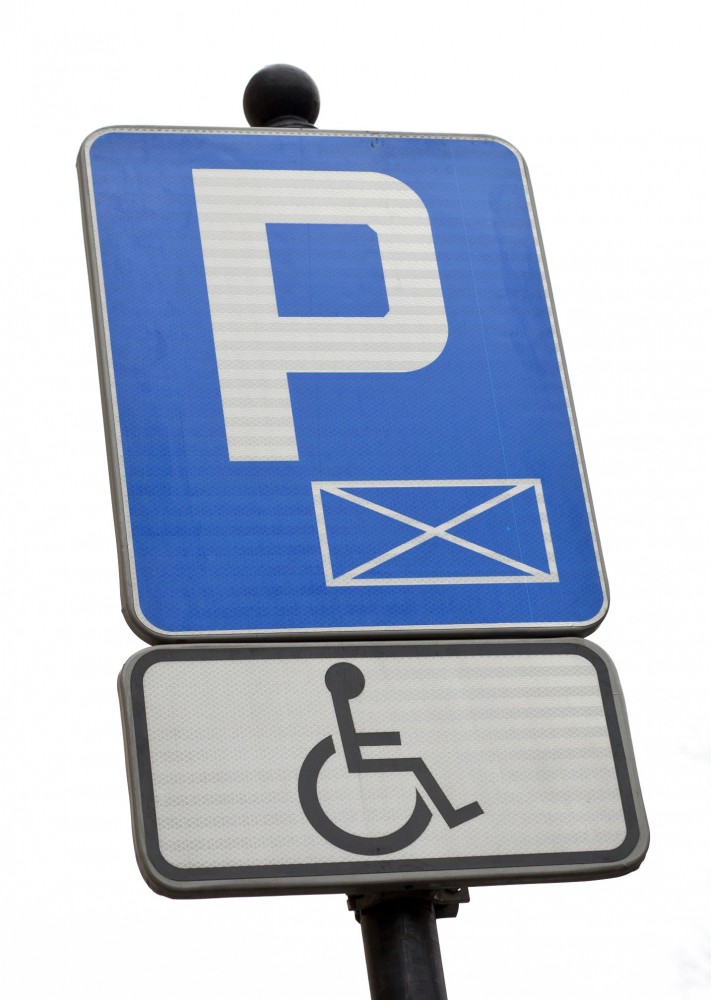 Znak informujący o miejscu postojowym dla osób niepełnosprawnych