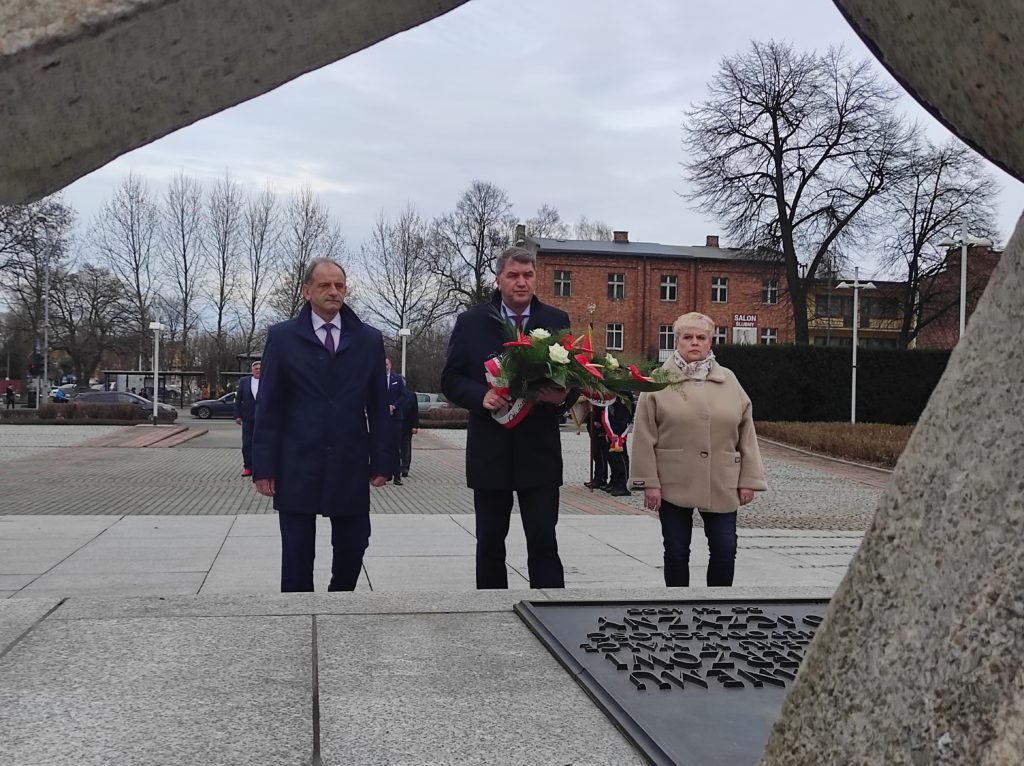 Prezydent Oświęcimia w towarzystwie zastępcy i skarbnika miasta składa kwiaty przy Grobie Nieznanego Żołnierza