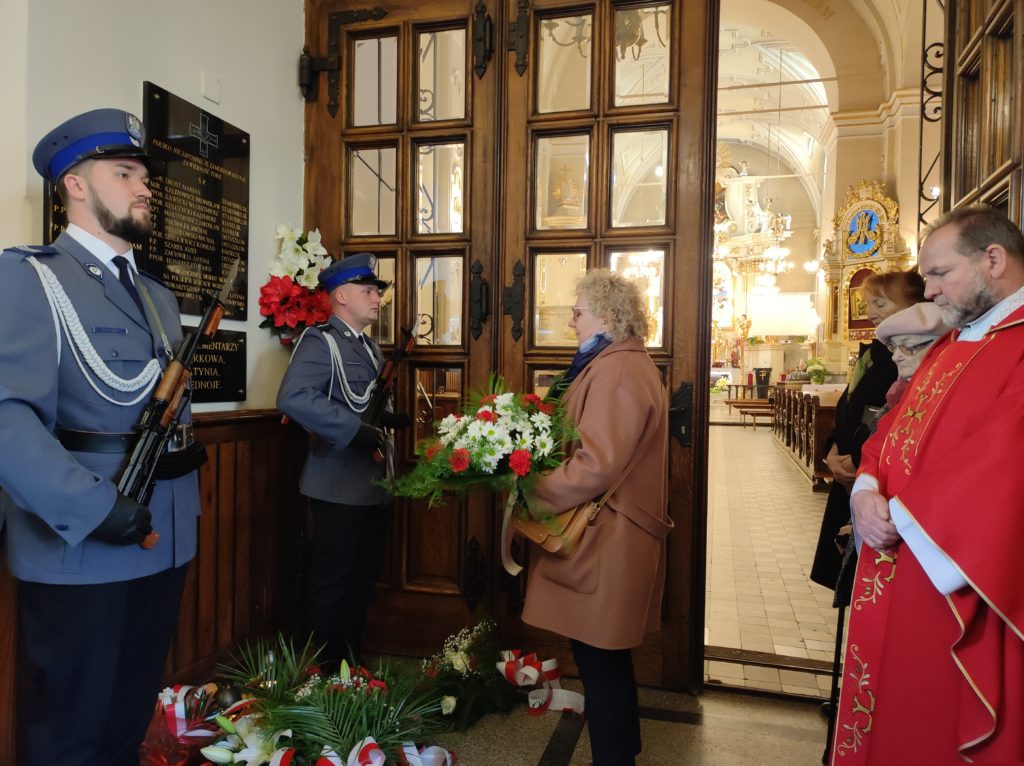 Kwiaty składa dyrektor Muzeum Zamek