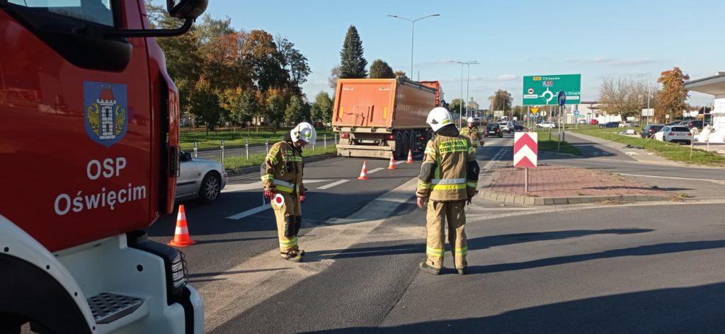 Druhowie z OSP podczas zabezpieczania ulicy po wypadku