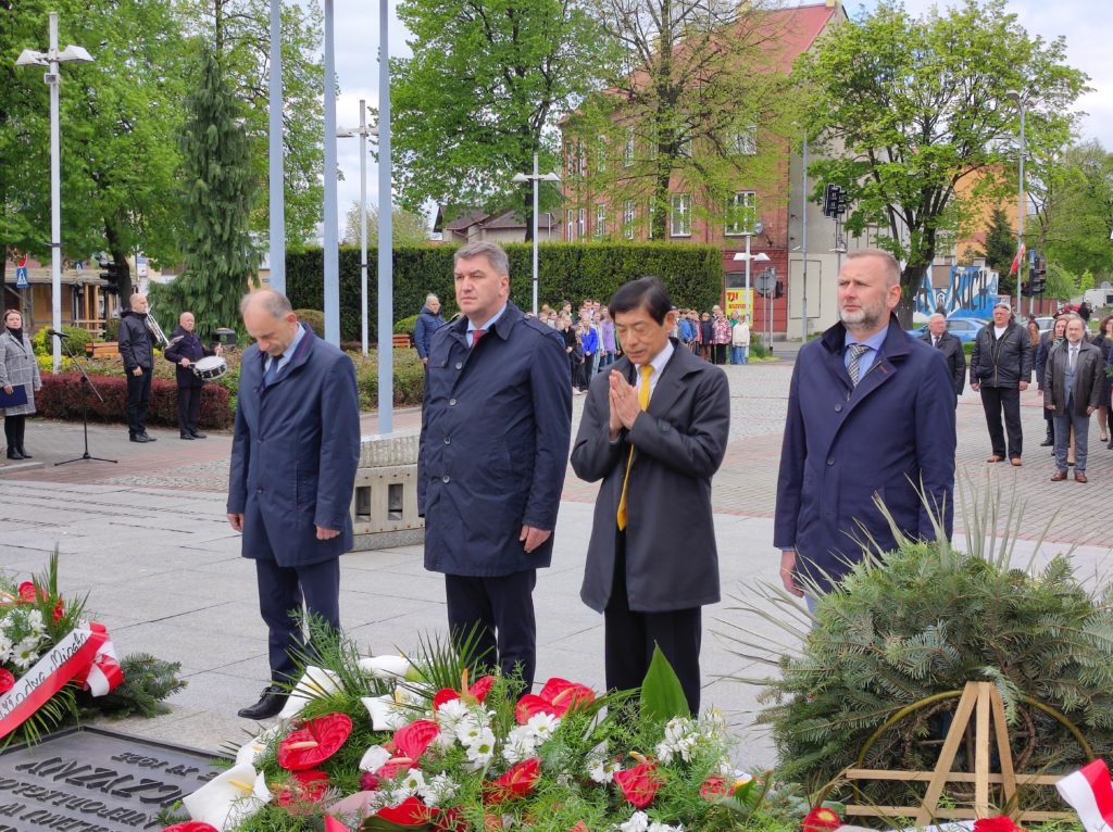 Władze miasta w towarzystwie ambasadora składają kwiaty