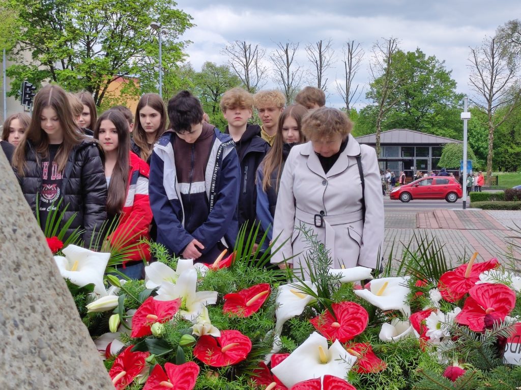 Młodzież kładzie wiązankę kwiatów na płytę Grobu Nieznanego Żołnierza