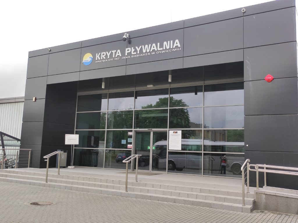 Kryta pływalnia od frontu