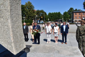 Prezydent wraz z radnymi miasta składa kwiaty przy Grobie Nieznanego Żołnierza