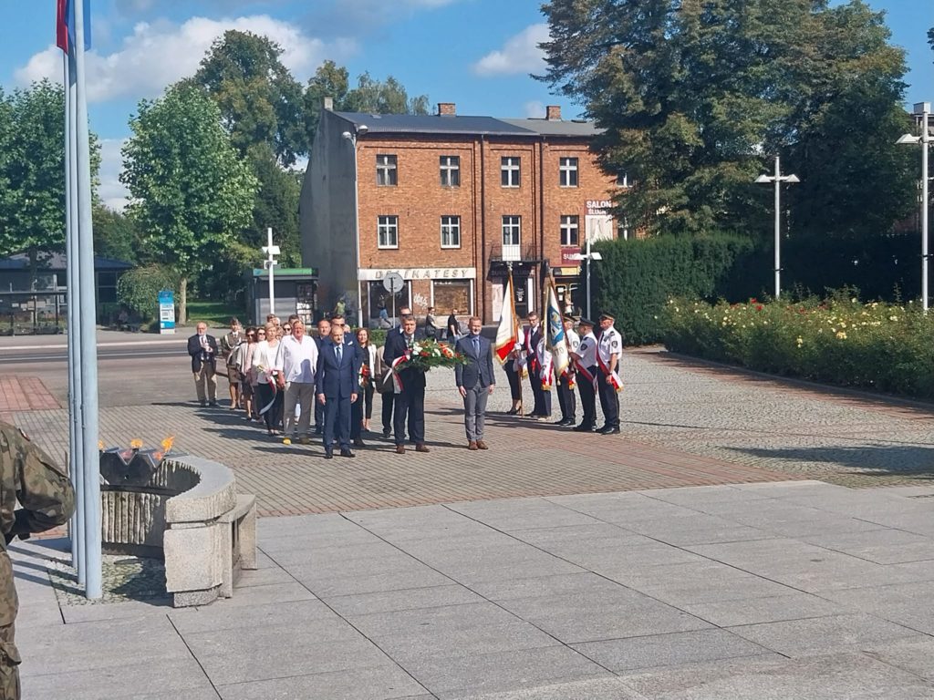 Delegacje stoją przed Grobem Nieznanego Żołnierza