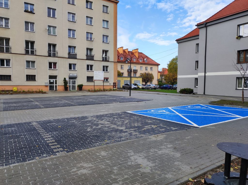 Nowy parking przy ul. Kopernika posiada też miejsca dla osób niepełnosprawnych