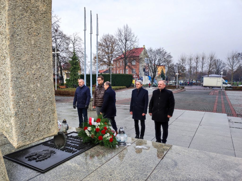 Przy Grobie Nieznanego Żołnierza kwiaty składa delegacja gminy Oświęcim