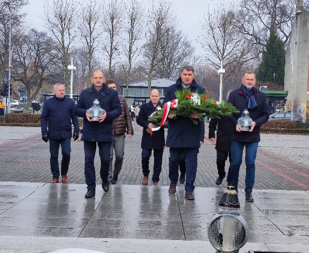 Władze miasta przed Grobem Nieznanego Żołnierza