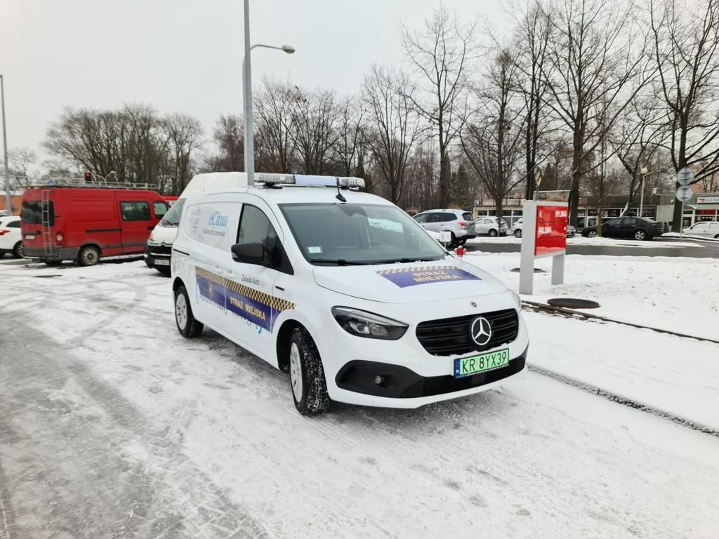 Biały oznakowany mercedes