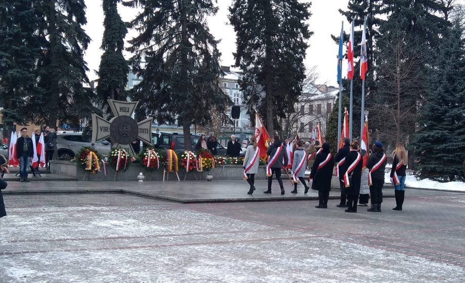 Plac Tadeusza Kościuszki, w centrum Grób Nieznanego Żołnierza, przed nim delegacje