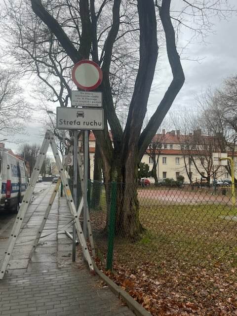 Znak B-1 przy wjeździe na ulicę Pileckiego