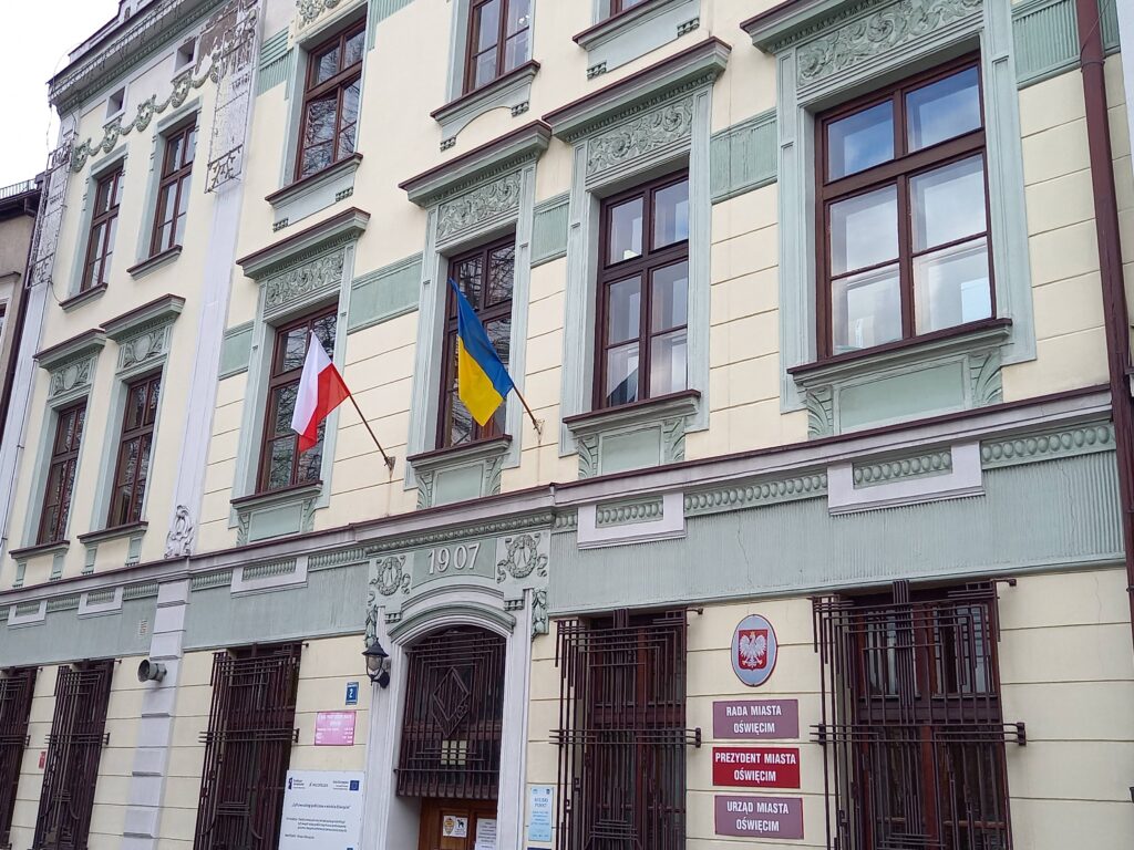 Flaga polska i ukraińska na budynku urzędu