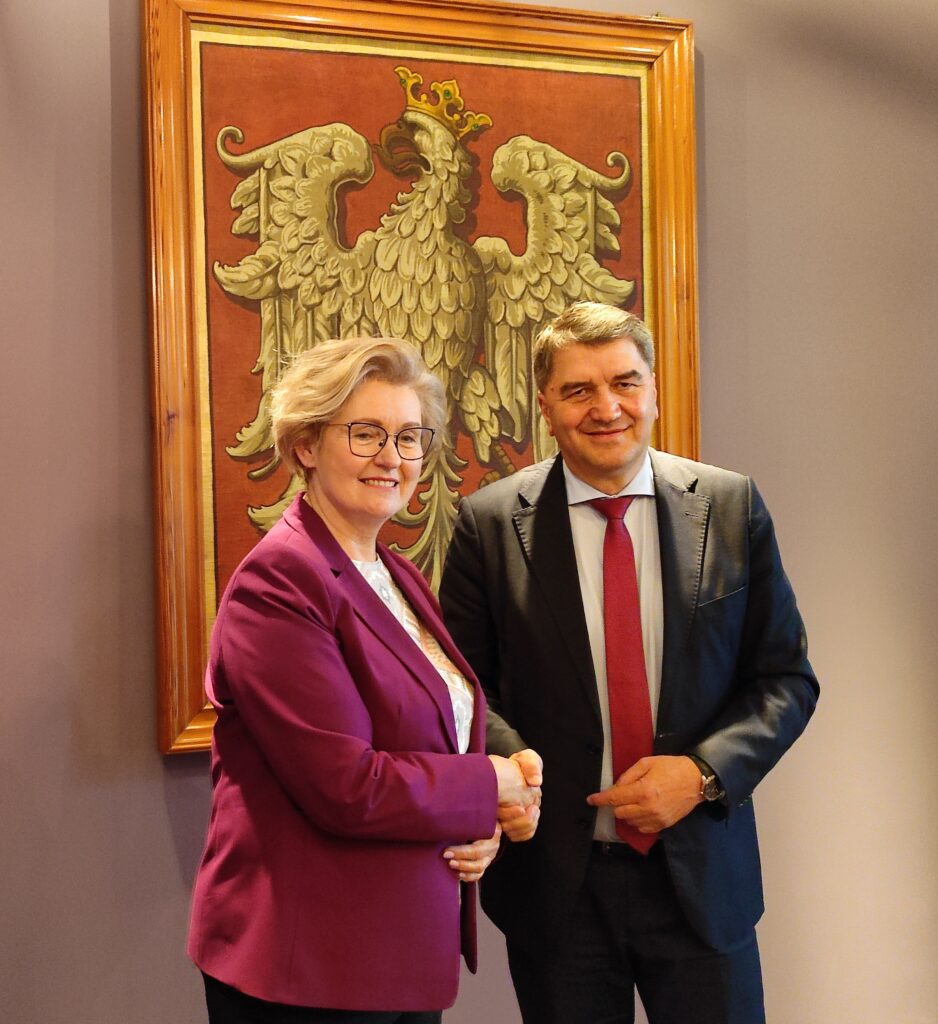 Wicewojewoda Elzbieta Achinger  i prezydent Janusz Chwierut ściskają ręce