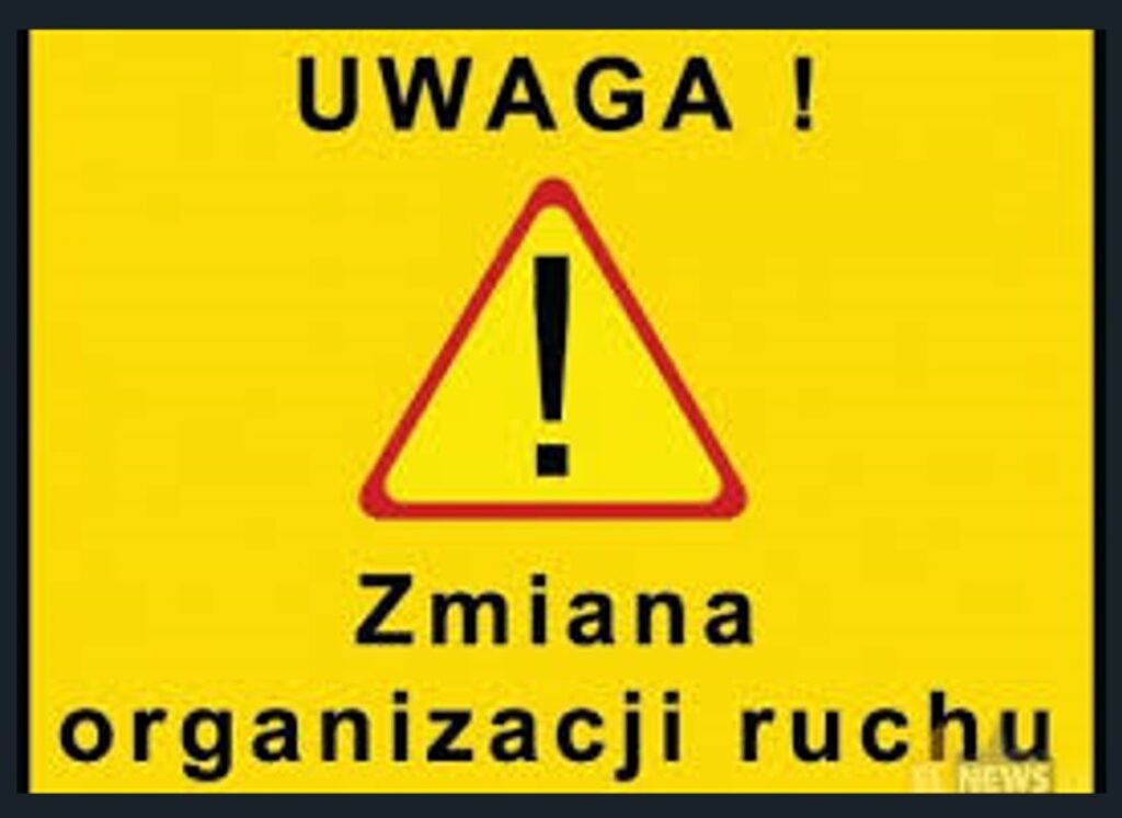 Na żółtym tle czerwony trójkąt z wykrzyknikiem i napis zmiana organizacji ruchu