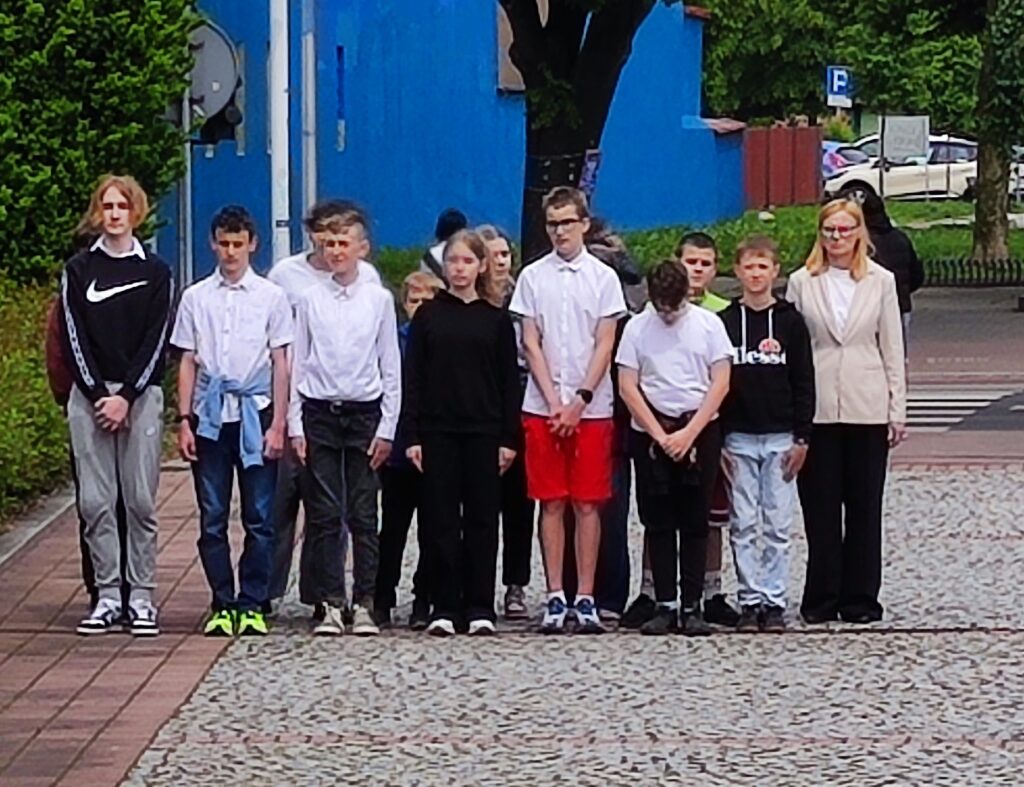 Młodzież stoi na placu T. Kościuszki