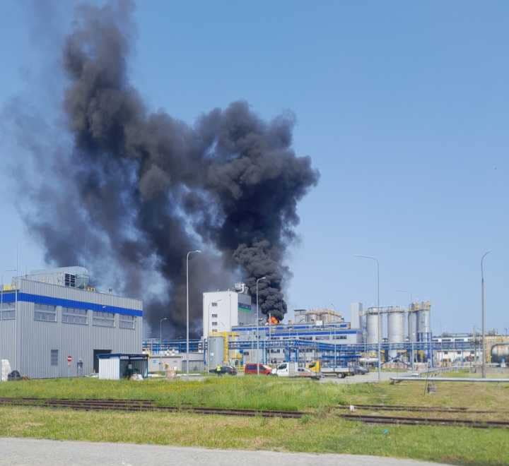 Czarny dym nad budynkami przemysłowymi