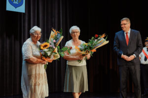 Seniorki odbierają nagrodę dla Uniwersytetu Trzeciego Wieku