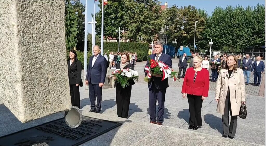 Prezydent Oświęcimia wraz z radnymi składa kwiaty