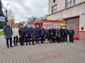 Wspólne zdjęcie uczestników przy samochodzie