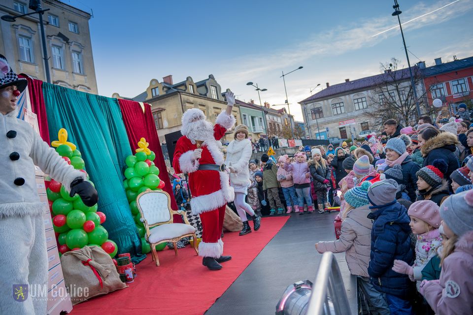 Św. Mikołaj w towarzystwie ludzi