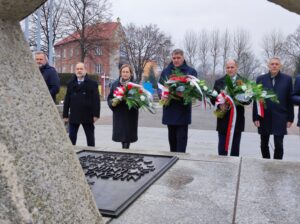 Oświęcim. W 43. rocznicę stanu wojennego złożono kwiaty i zapalono znicze