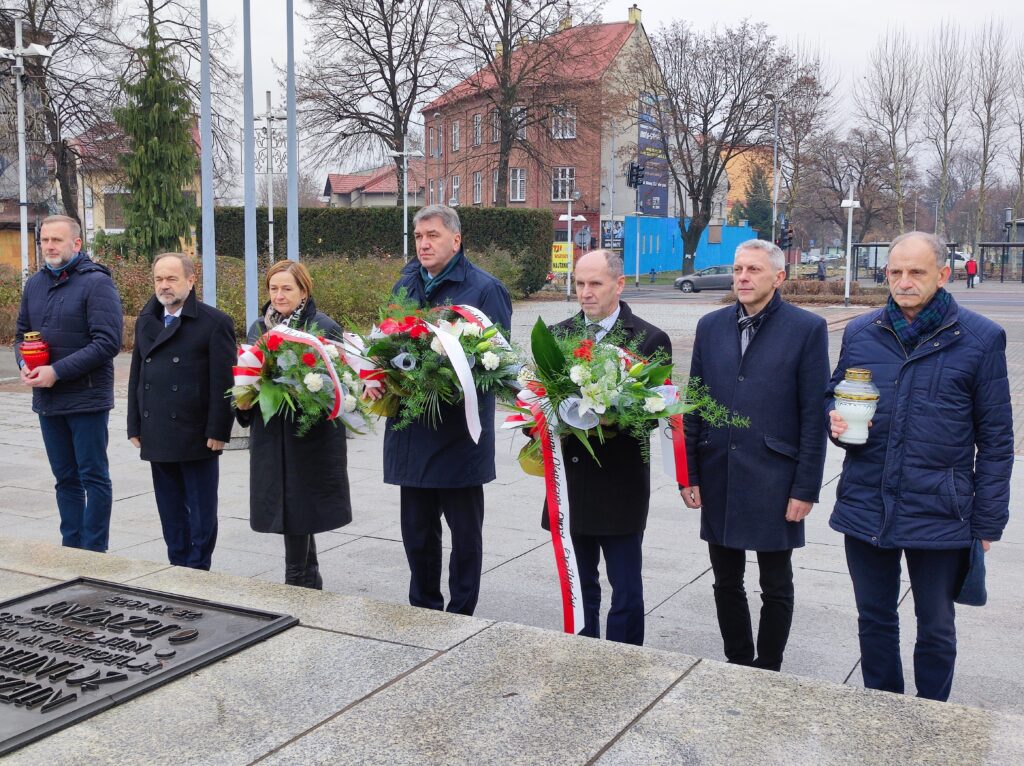 Wspólna delegacja władz miasta, powiatu i gminy składa kwiaty przy Grobie Nieznanego Żołnierza