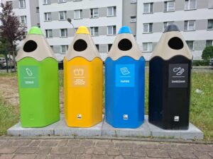 Oświęcim. Pojemniki - kolorowe kredki mają uczyć dzieci recyklingu i zachęcać do ekologicznego stylu życia.