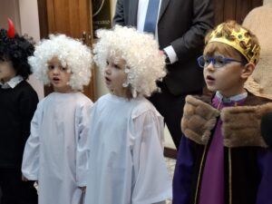 Oświęcim. Choinka w urzędzie gotowa na Boże Narodzenie. Ubrały ją starszaki z Miejskiego Przedszkola nr 16