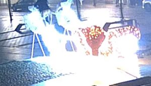 Oświęcim.  Świetlny renifer zniszczony przez wandala