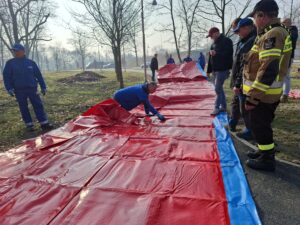 Oświęcim. Miasto wzmacnia ochronę przeciwpowodziową. Na Bulwarach przetestowano nowe rękawy