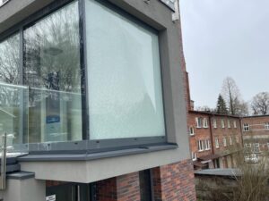 Oświęcim. Kolejny akt wandalizmu. Duże straty na parkingu przy ul. Bulwary