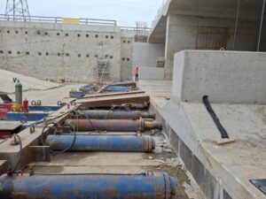 Oświęcim. Ogromny segment wciskany pod tory kolejowe przy ul. Ostatni Etap