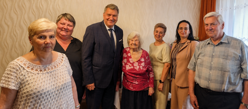 Jubilatka w otoczeniu rodziny