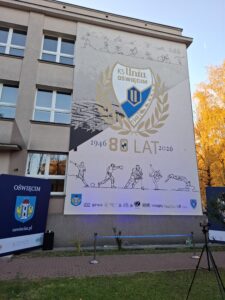 Oświęcim. Sportowe pokolenia klubu Unia Oświęcim na jubileuszowym muralu